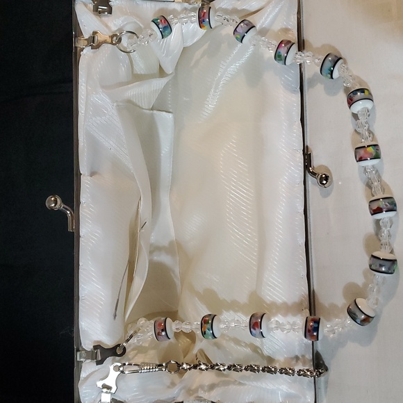 Embroidered Floral Cream Clutch - Picture 4 of 6